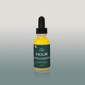 Sérum nourrissant NOUR en flacon compte-gouttes avec huile jaune