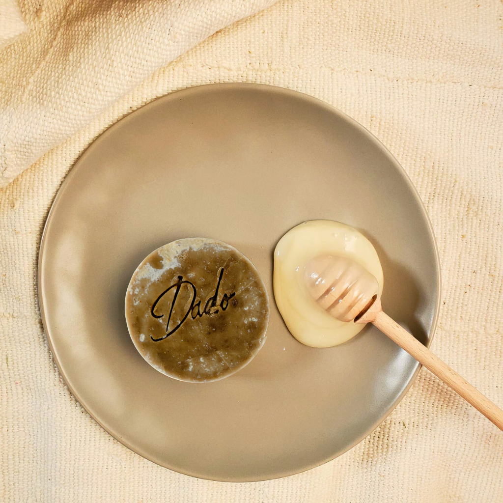 Savon naturel DELA au miel saponifié à froid avec cuillère à miel - Ingrédients naturels - Dado Cosmetics