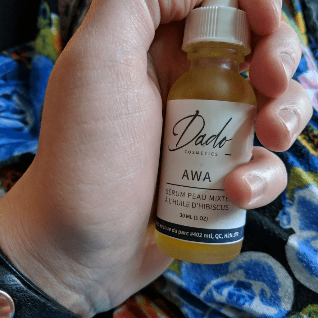  Main tenant le flacon de sérum AWA de Dado Cosmetics de 30 ml, soin naturel pour peau mixte