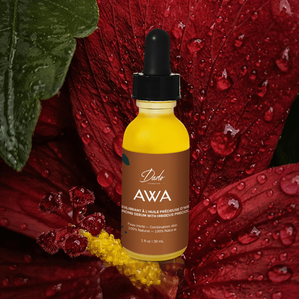 Sérum AWA de Dado Cosmetics entouré de fleurs d'hibiscus rouges avec gouttes d'eau, soin anti-taches naturel